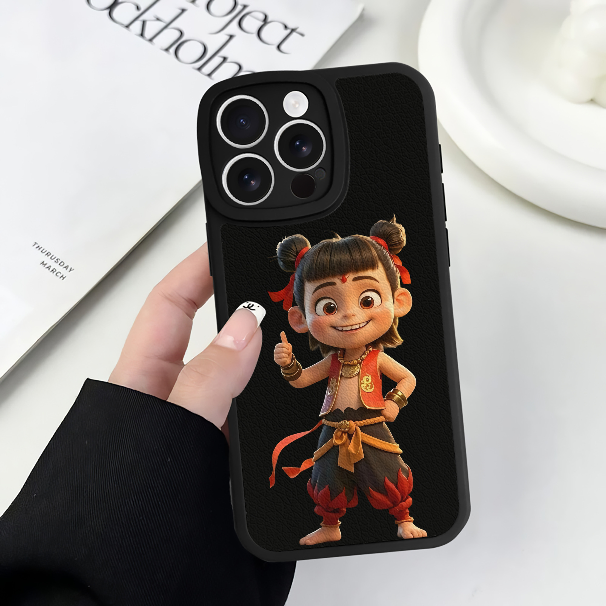 （画像用） Ne Zha 2 ナタ 魔童の大暴れ 【iPhone 16シリーズ対応】シリコンスマホケース（レザー調） 材質：シリコン